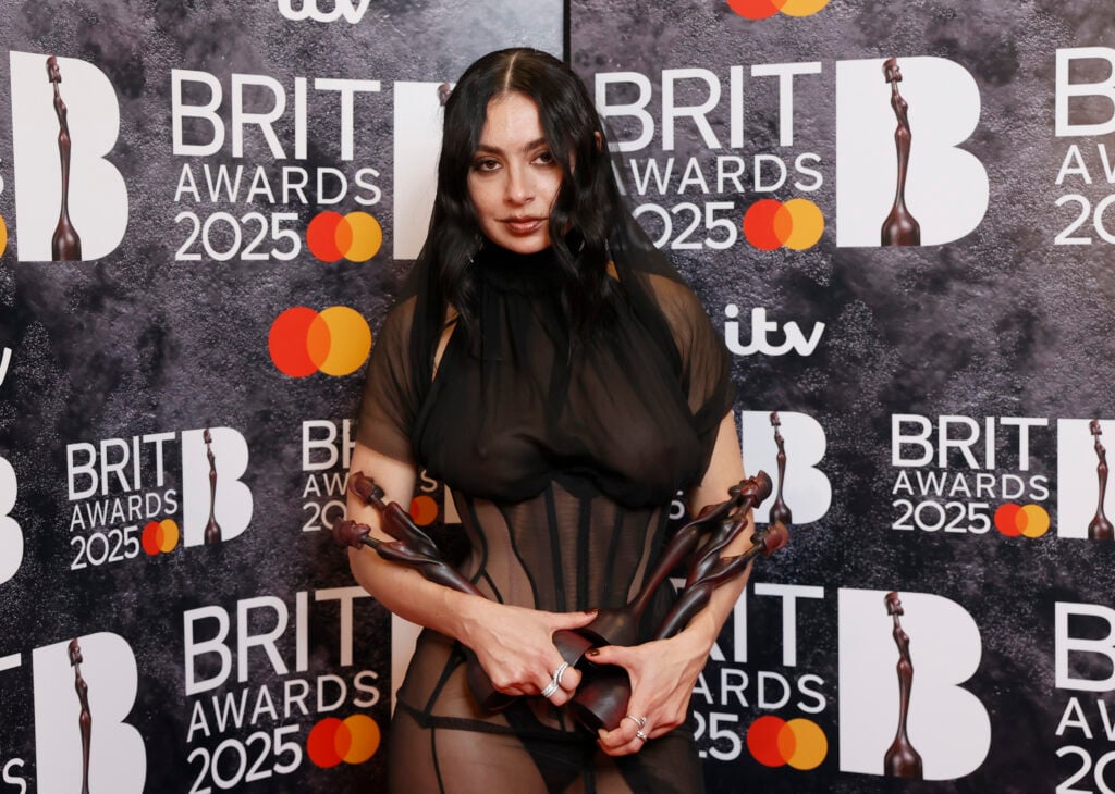 Charlie XCX Pose Award aos vencedores com prêmios no British Awards 2025 no British Awards 2025 em 01, 2025 e 2 arena em Londres, Inglaterra.