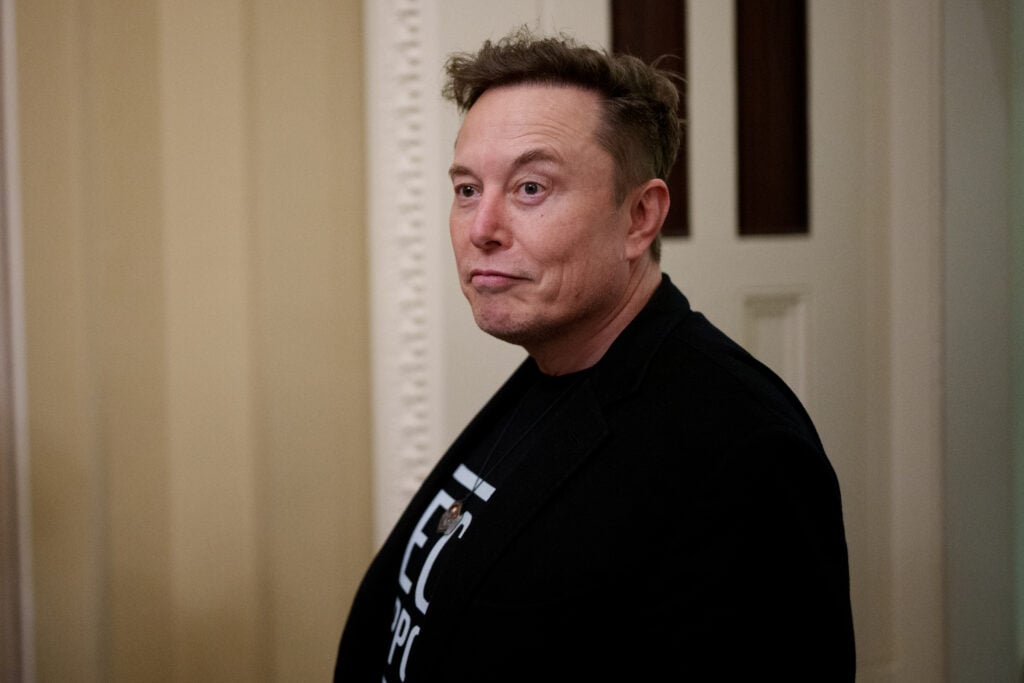 O presidente da Casa Branca e consultor sênior de Elon Mask, CEO da Tesla e SpaceX, deixou o edifício do Capitólio dos EUA em 5 de março de 2025 em Washington DC. Kasturi estava se encontrando com senadores republicanos em um almoço de porta fechada. 