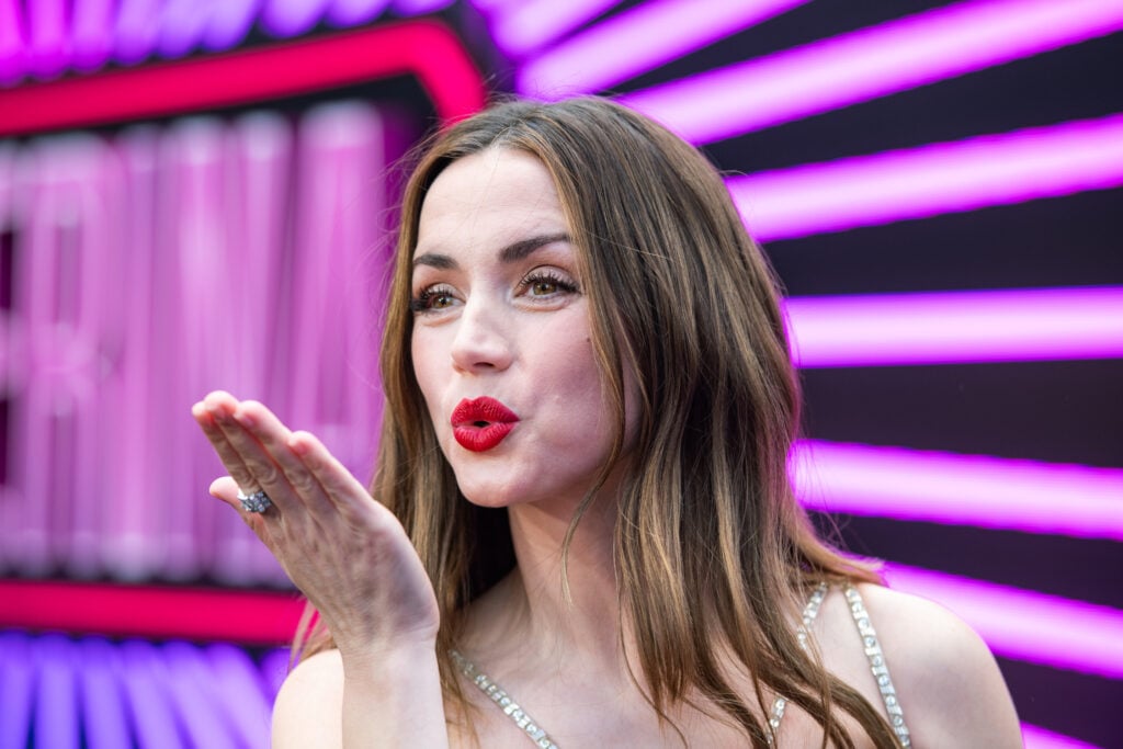 Ana de Armas assiste à sua estreia mundial