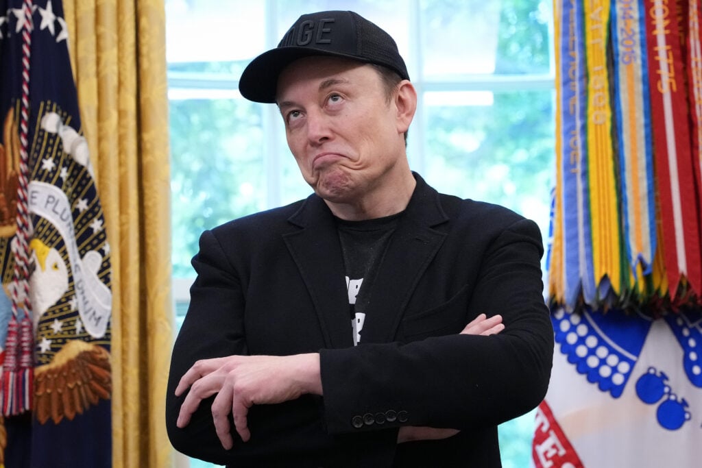 O CEO da Tesla, Elon Mask, conversou com repórteres em Washington DC em 30 de maio de 2025, com jornalistas no Salão Oval da Casa Branca com o presidente dos EUA, Donald Trump. 