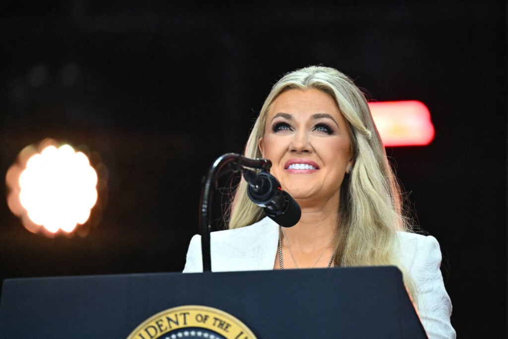 Erika Kirk, la vedova di Charlie Kirk, parla durante il servizio commemorativo pubblico per l'attivista di destra Charlie Kirk allo State Farm Stadium di Glendale, in Arizona, il 21 settembre 2025.