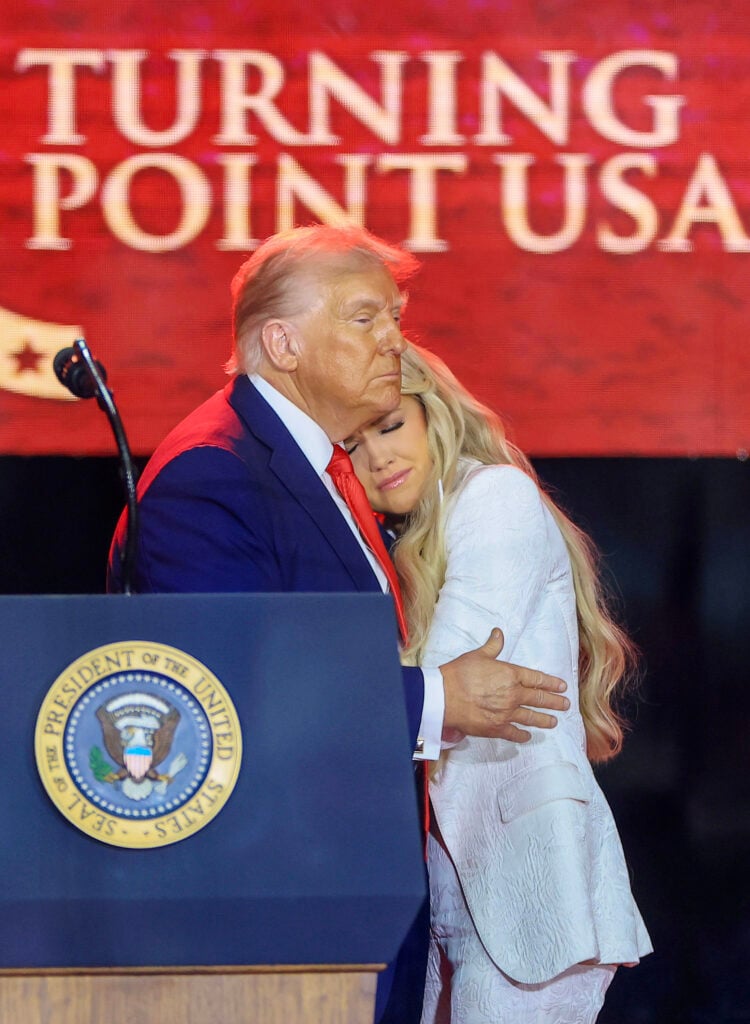 Erica Kirk, junto con el presidente estadounidense Donald Trump, subieron al escenario el 21 de septiembre de 2025 en el State Farm Stadium en Glendale, Arizona - Arizona - Arizona.