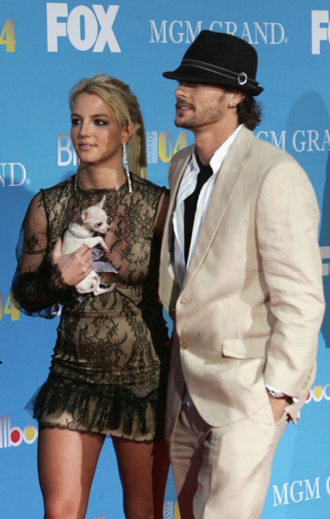 Muzyka Britney Spou i Salak Kevin Fedkline otrzymali nagrodę muzyczną w 2004 PGMA 8 grudnia 2004 w Las Vegas w stanie Nevada.  