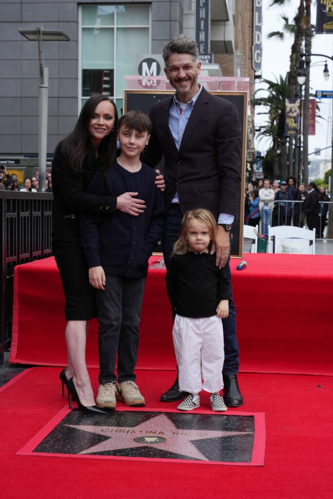 Christina Ricci dan anak-anaknya bersama suaminya Mark Hampton.