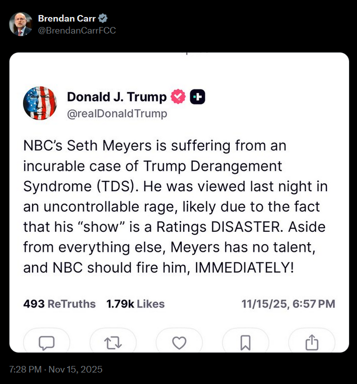 Uma captura de tela do Twitter no modo escuro mostra Brendan Carr compartilhando uma captura de tela no modo claro da postagem social Truth de Donald Trump pedindo a demissão de Seth Meyers.