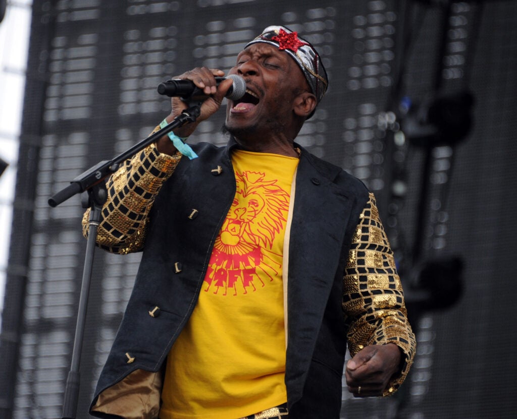 El cantante Jimmy Cliff actúa en el escenario durante el día 1 del Festival de Música y Artes de Coachella Valley 2012 en el Empire Polo Field el 13 de abril de 2012 en Indio, California. 