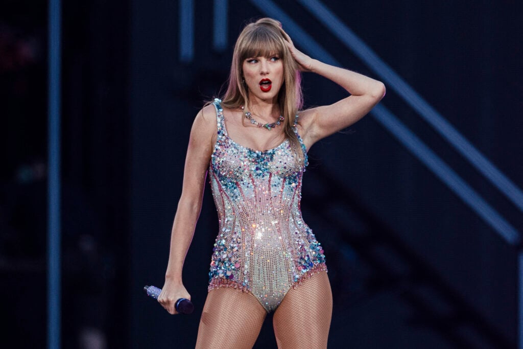 A cantora e compositora americana Taylor Swift sobe ao palco no âmbito da sua digressão Eras, em Lisboa, no dia 24 de maio de 2024.