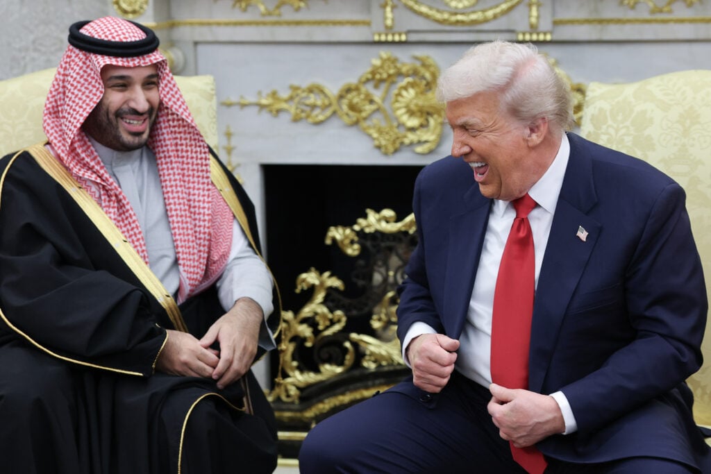 De Amerikaanse president Donald Trump (R) maakt grapjes met kroonprins en premier Mohammed bin Salman van Saoedi-Arabië tijdens een bilaterale bijeenkomst in het Oval Office van het Witte Huis op 18 november 2025 in Washington, DC. 