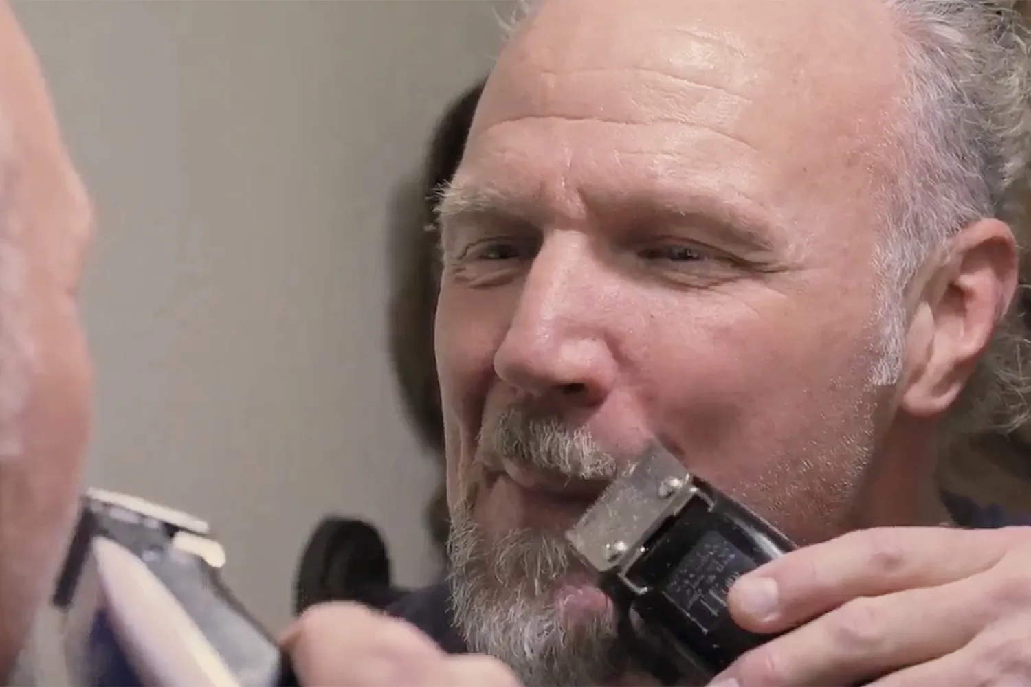 Kody Brown scheert zijn baard. Zodat hij wat van Robyn kan krijgen.