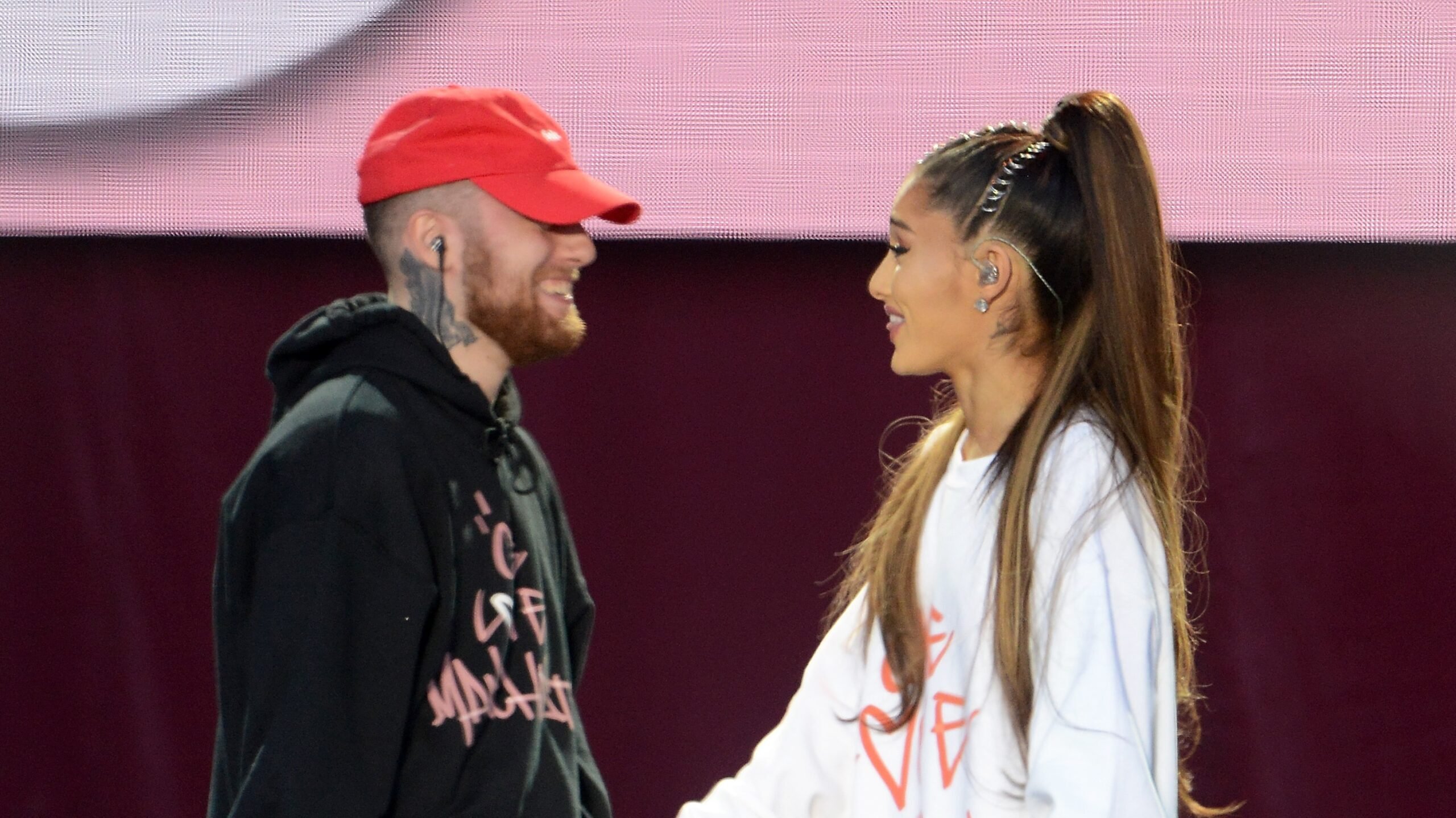 Ariana Grande eert Mac Miller met een zeldzaam eerbetoon Ariana Grande eert Mac Miller met een zeldzaam eerbetoon