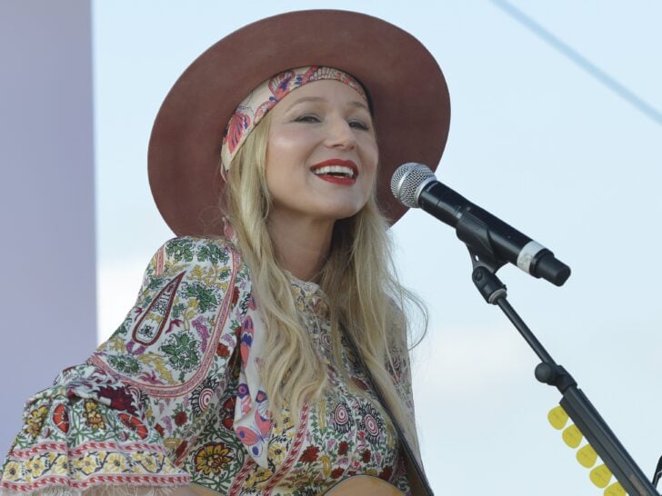 Jewel STUNS in Ageless, Sizzling Bikini Thirst Traps