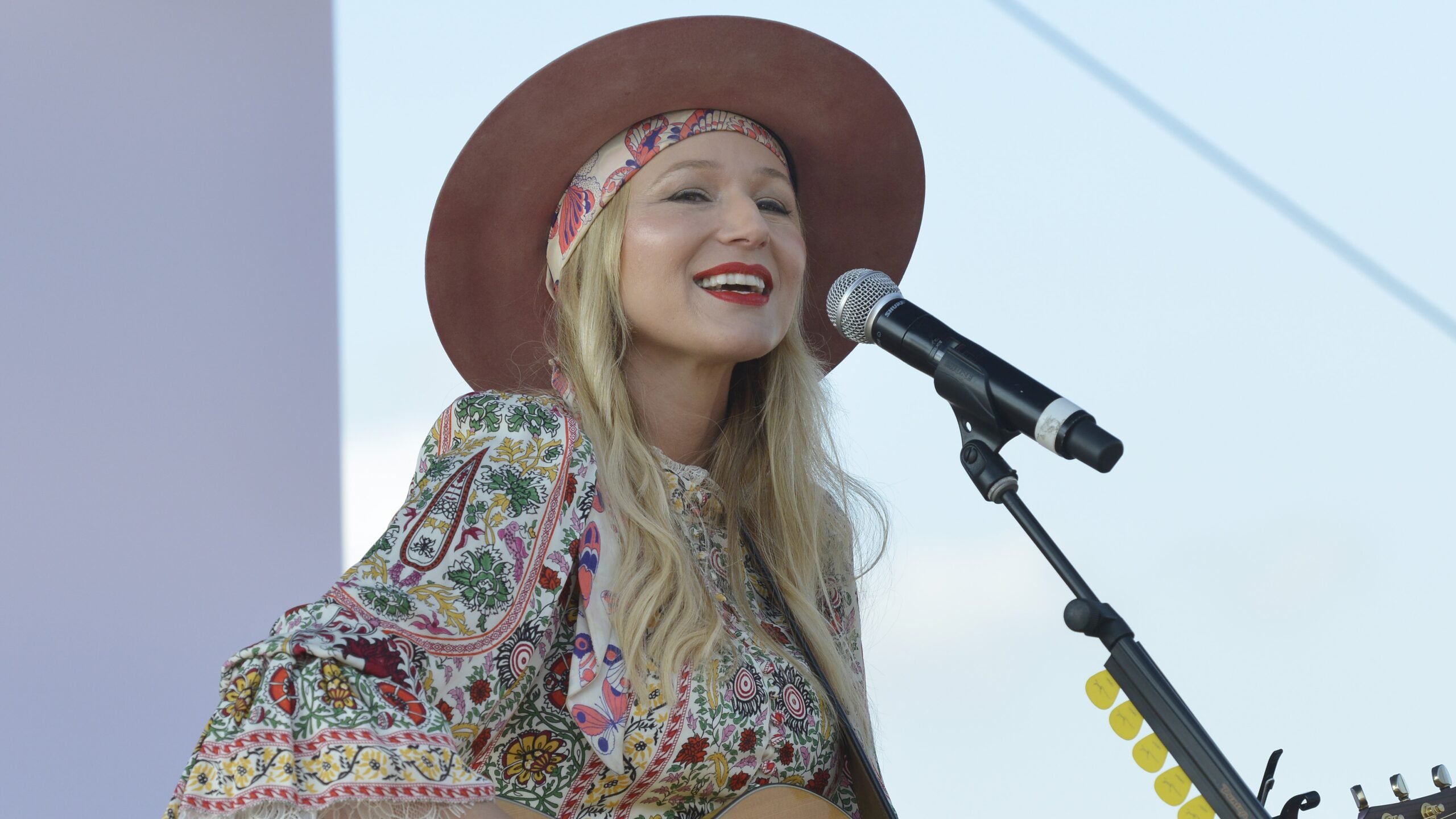 Jewel STUNS in tijdloze, zinderende bikinidorstvallen