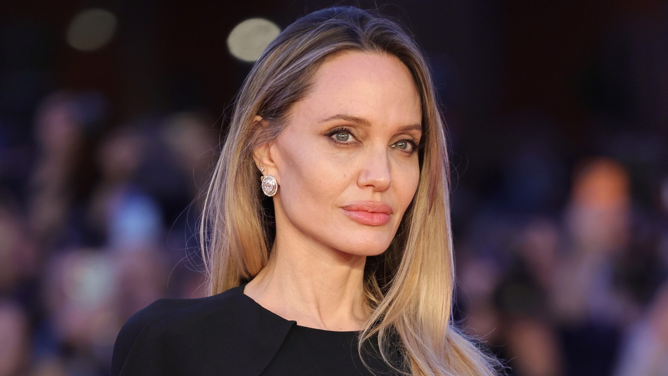 Angelina Jolie legt uit dat ze levensreddende borstamputatielittekens vertoont