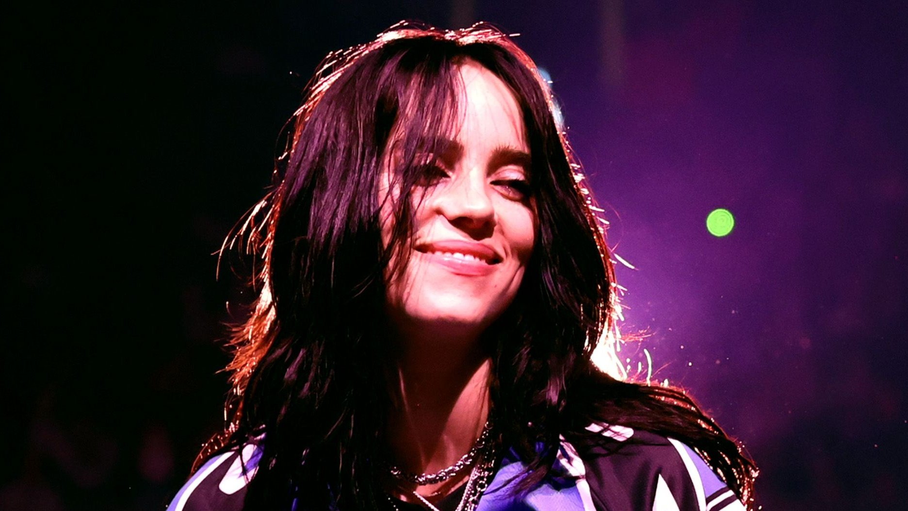 Billie Eilish verbreekt het internet met een verbluffende dorstval