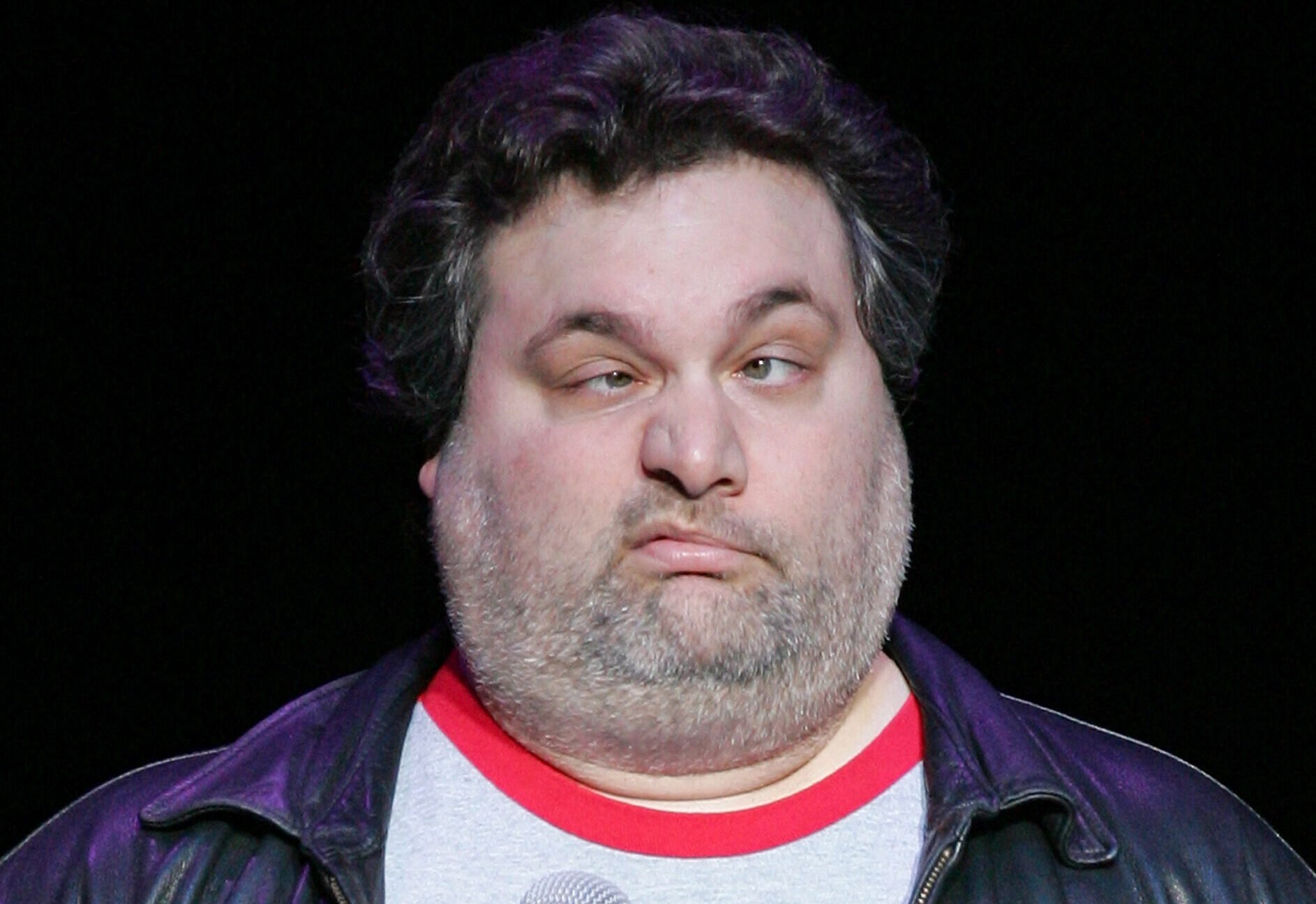 Komedian, aktor dan tokoh radio Artie Lange membuat wajah saat ia melakukan pertunjukan stand-up comedy di Mandalay Bay Theatre pada tanggal 1 Februari 2008 di Las Vegas, Nevada.