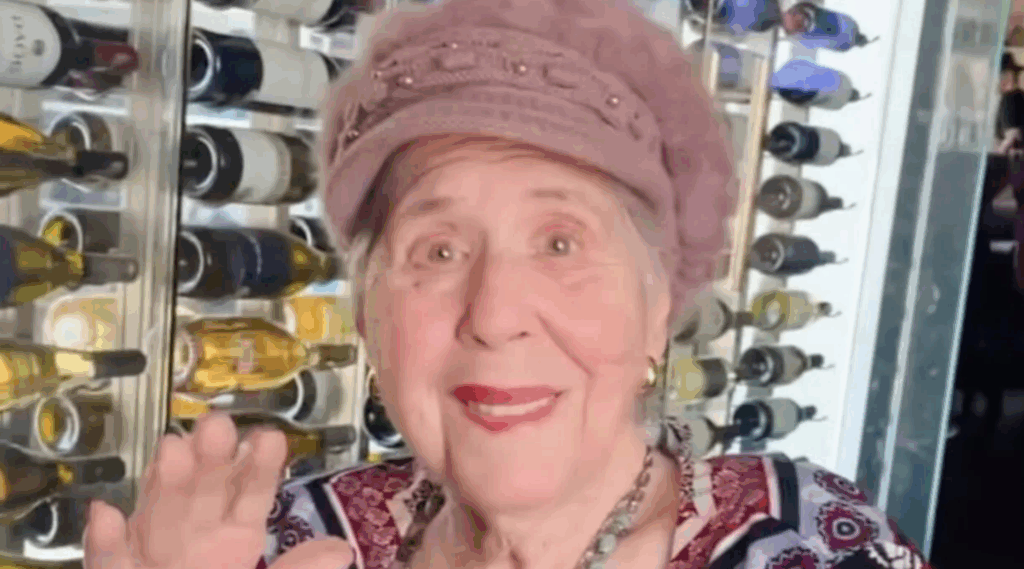 Actress Helen Siff has died at the age of 88.