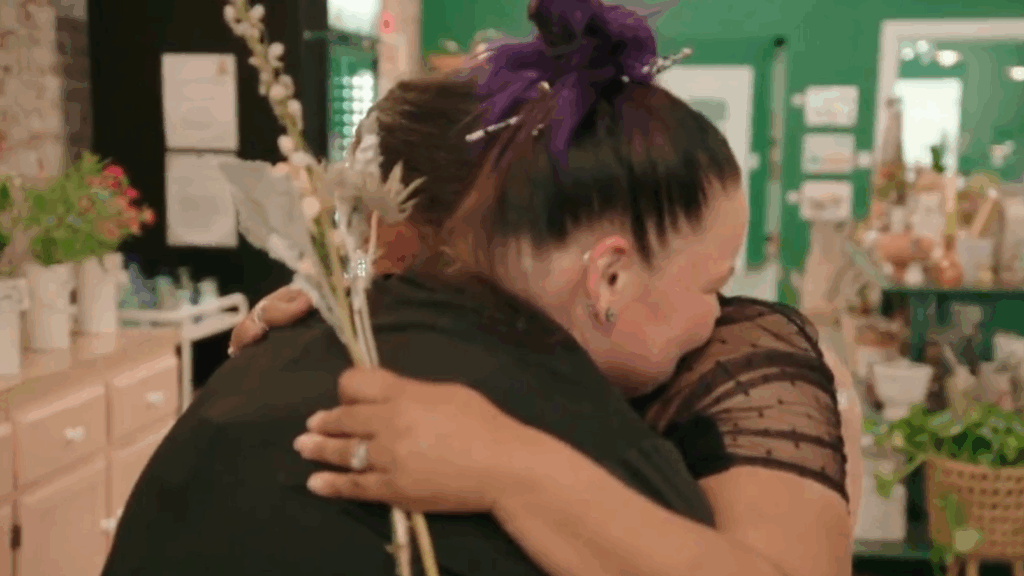 Amy Slaton and Lee Lee Davis embrace.