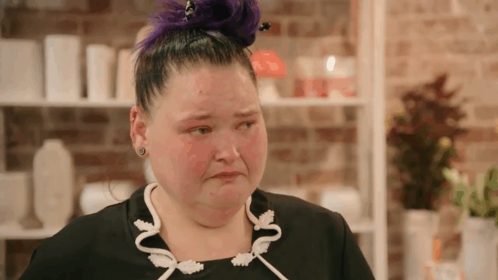 Amy Slaton in tears.