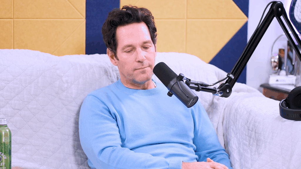 Paul Rudd hace una expresión facial en un podcast.