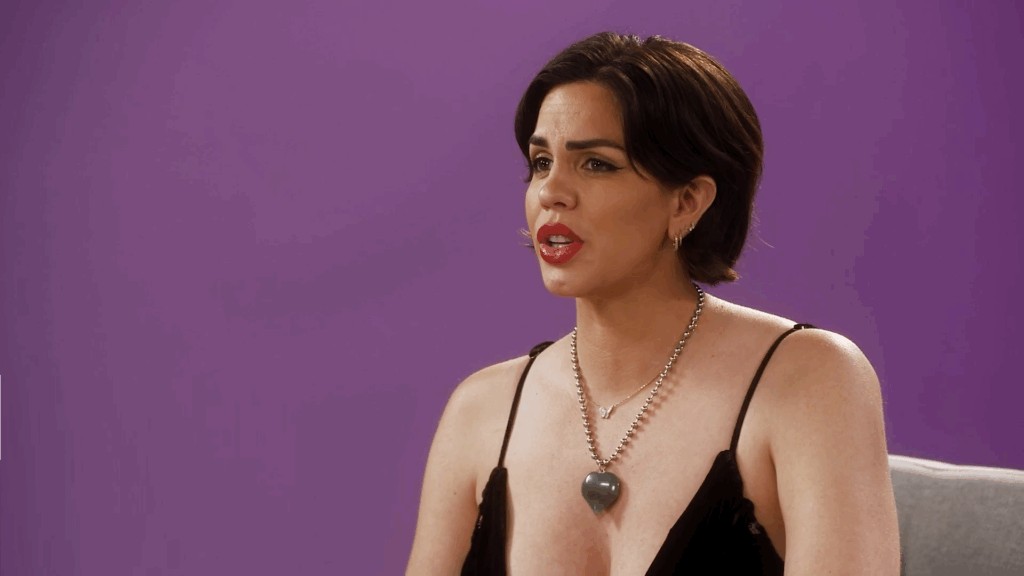 Katie Maloney con fondo morado.