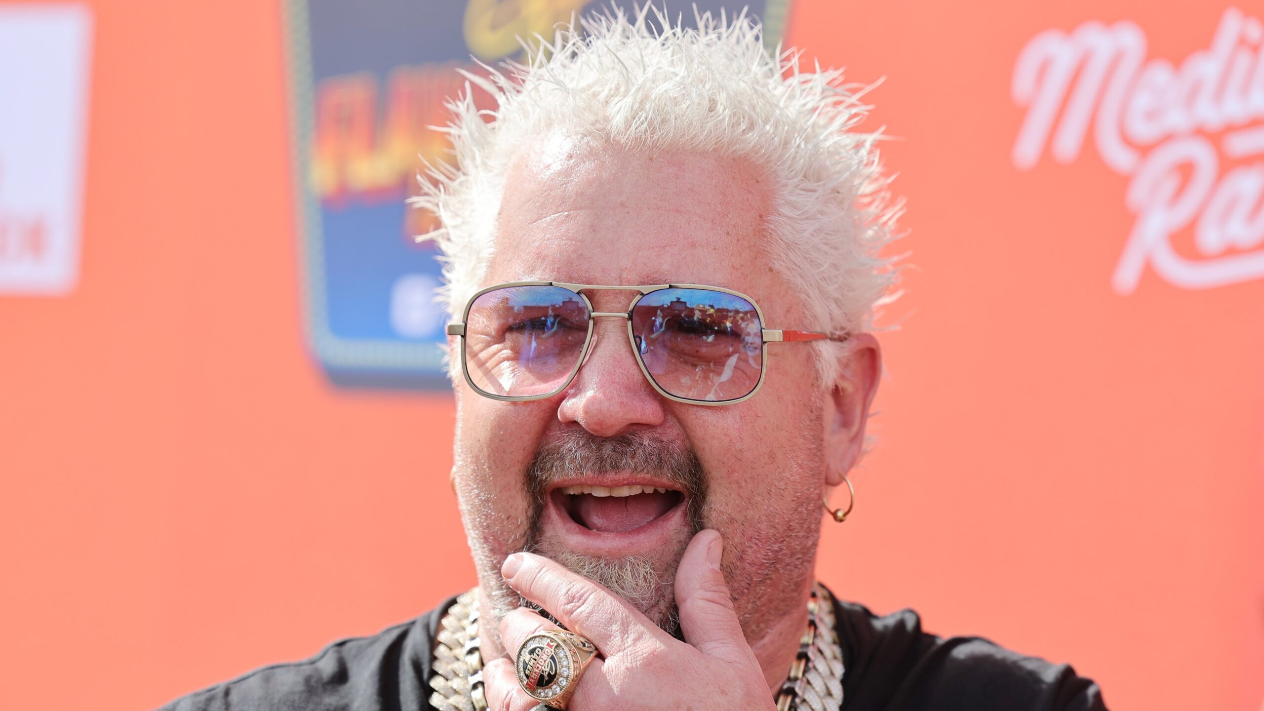Guy Fieri ONHERKENBAAR in smaakloze nieuwe look