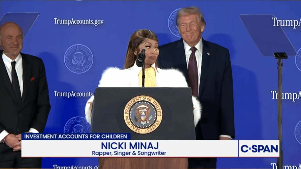 Nicki Minaj en el podio de Donald Trump.