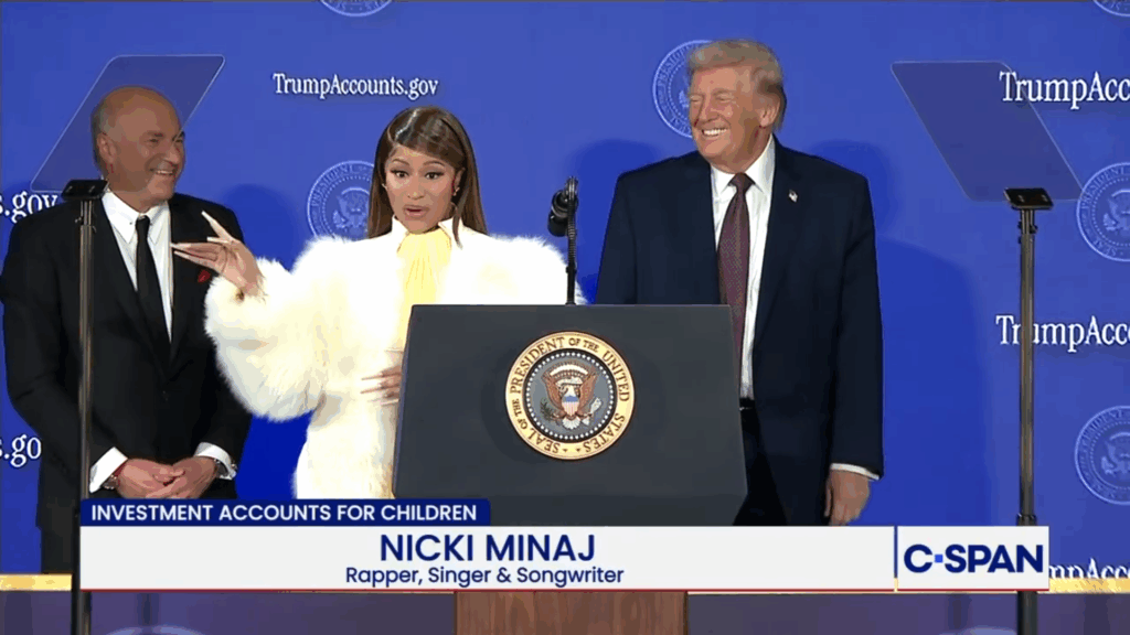 Nicki Minaj y Donald Trump en el escenario.
