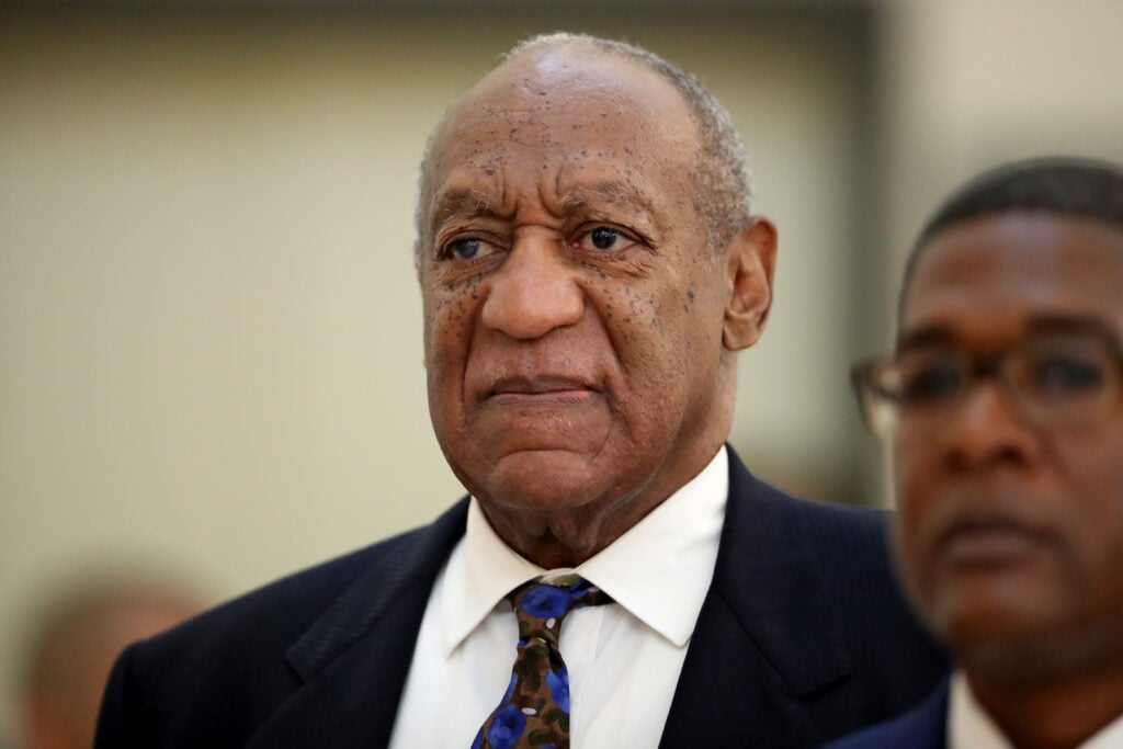 El actor y comediante Bill Cosby regresa a la sala del tribunal después de una pausa con su representante Andrew Wyatt en el tribunal del condado de Montgomery durante su sentencia en su juicio por agresión sexual en Norristown, Pensilvania, EE. UU., el 24 de septiembre de 2018. 