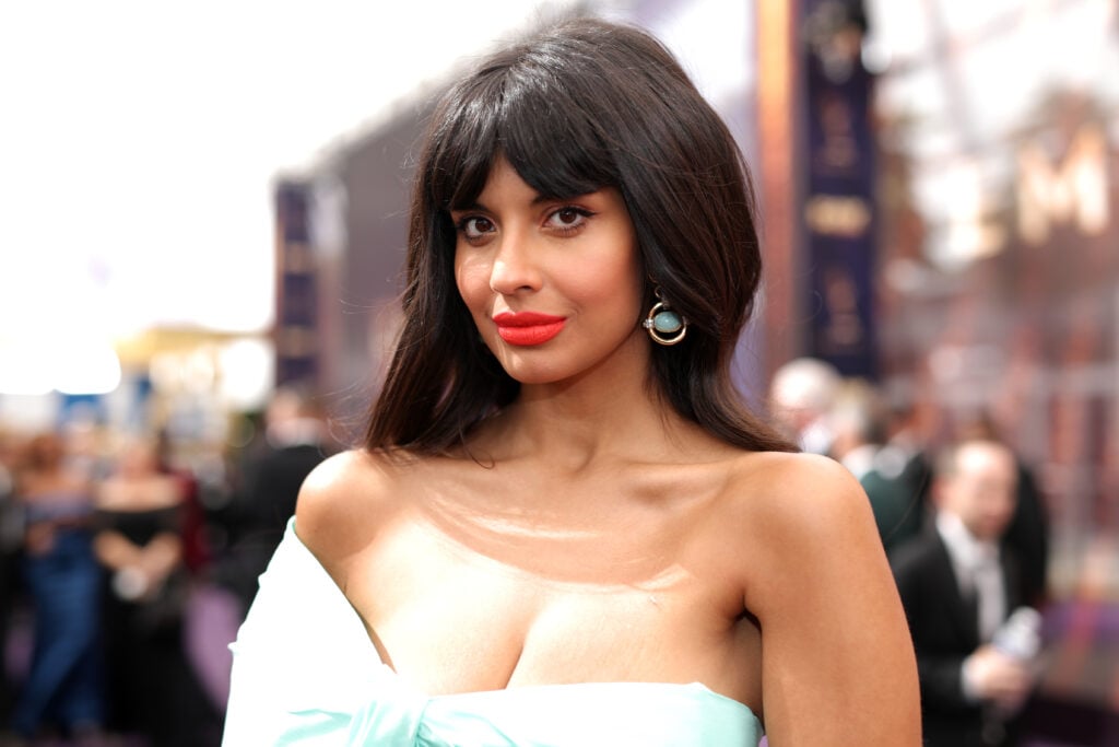 Jameela Jamil loopt over de rode loper tijdens de 71e Primetime Emmy Awards op 22 september 2019 in Los Angeles, Californië.
