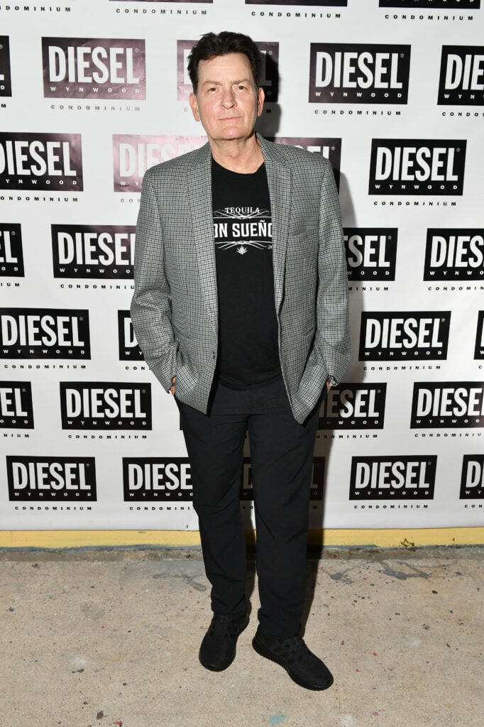Charlie Sheen asiste mientras DIESEL celebra el lanzamiento exclusivo de DIESEL Wynwood 28, su primer edificio residencial, con un DJ de Amrit en Barter el 4 de diciembre de 2019 en Miami, Florida. 