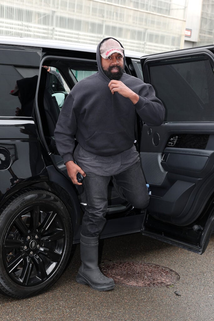 Kanye West asiste a la feria Balenciaga Womenswear Primavera/Verano 2023 como parte de la Semana de la Moda de París el 2 de octubre de 2022 en Villepinte, Francia.