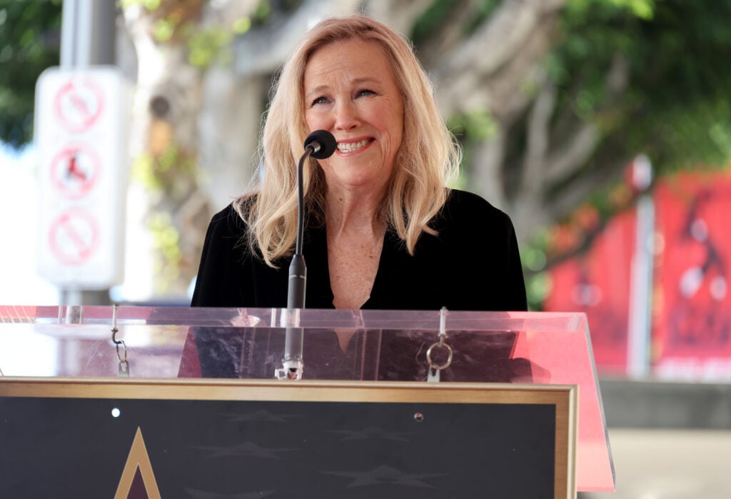 Catherine O'Hara habla en el escenario durante la ceremonia en honor a Macaulay Culkin con una estrella en el Paseo de la Fama de Hollywood el 1 de diciembre de 2023 en Hollywood, California. 
