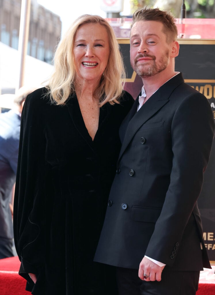 Catherine O'Hara y Macaulay Culkin asisten a la ceremonia en honor a Macaulay Culkin con una estrella en el Paseo de la Fama de Hollywood el 1 de diciembre de 2023 en Hollywood, California.