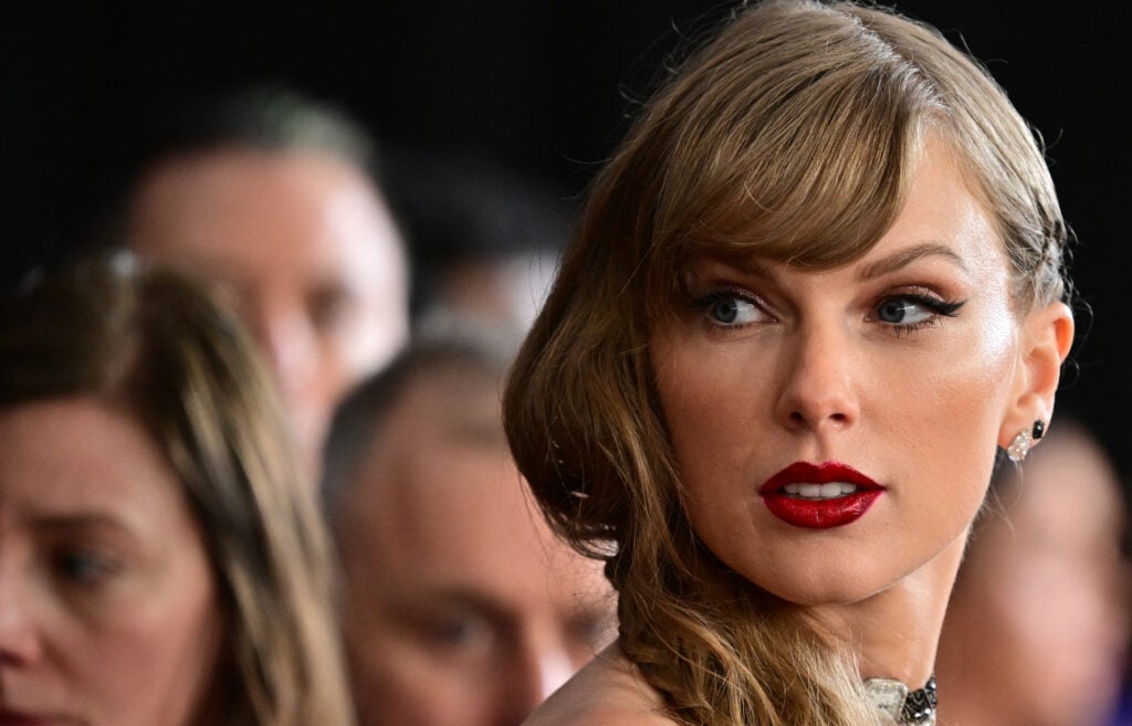 La cantautora estadounidense Taylor Swift llega a la 66ª edición anual de los premios Grammy en el Crypto.com Arena de Los Ángeles el 4 de febrero de 2024.