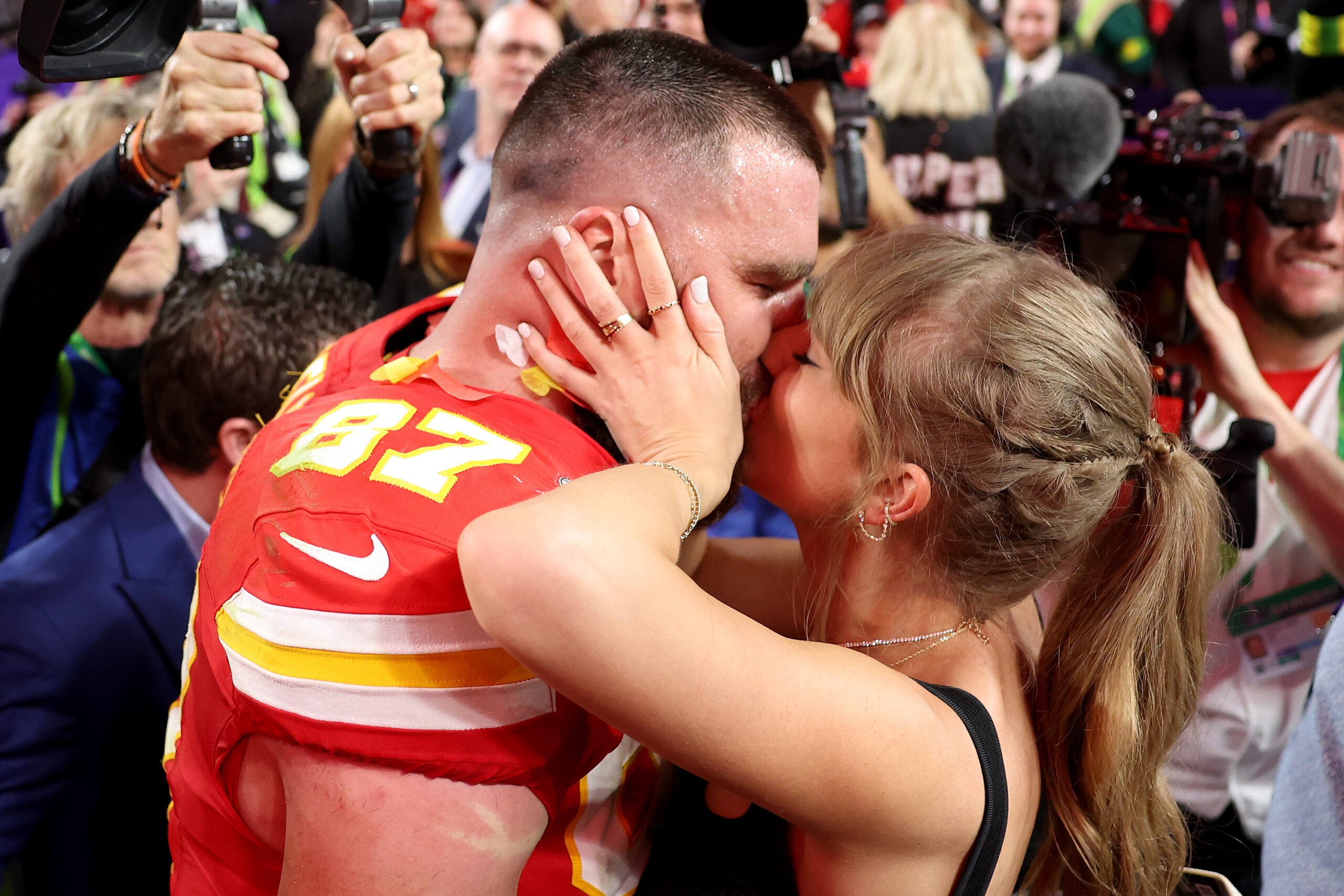 Taylor Swift Skipped Travis Kelce’s Last Game of the Season … And Fans Think …