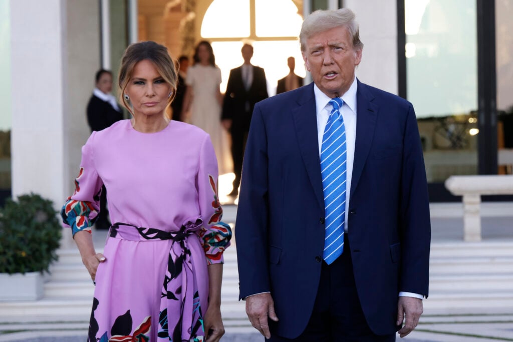 El candidato presidencial republicano, el expresidente estadounidense Donald Trump, llega a la casa del inversionista multimillonario John Paulson con la exprimera dama Melania Trump el 6 de abril de 2024 en Palm Beach, Florida. 