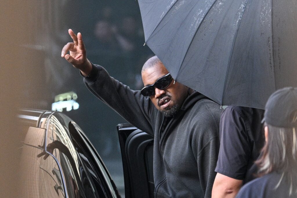 El rapero y productor estadounidense Kanye West hace un gesto cuando llega al Aeropuerto Internacional Pudong de Shanghai el 11 de julio de 2025. Kanye West ofrecerá un concierto en Shanghai el 12 de julio. 