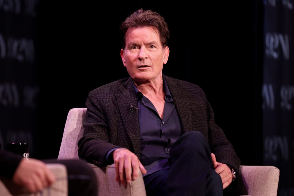 Charlie Sheen asiste a una conversación sobre su nuevo libro 
