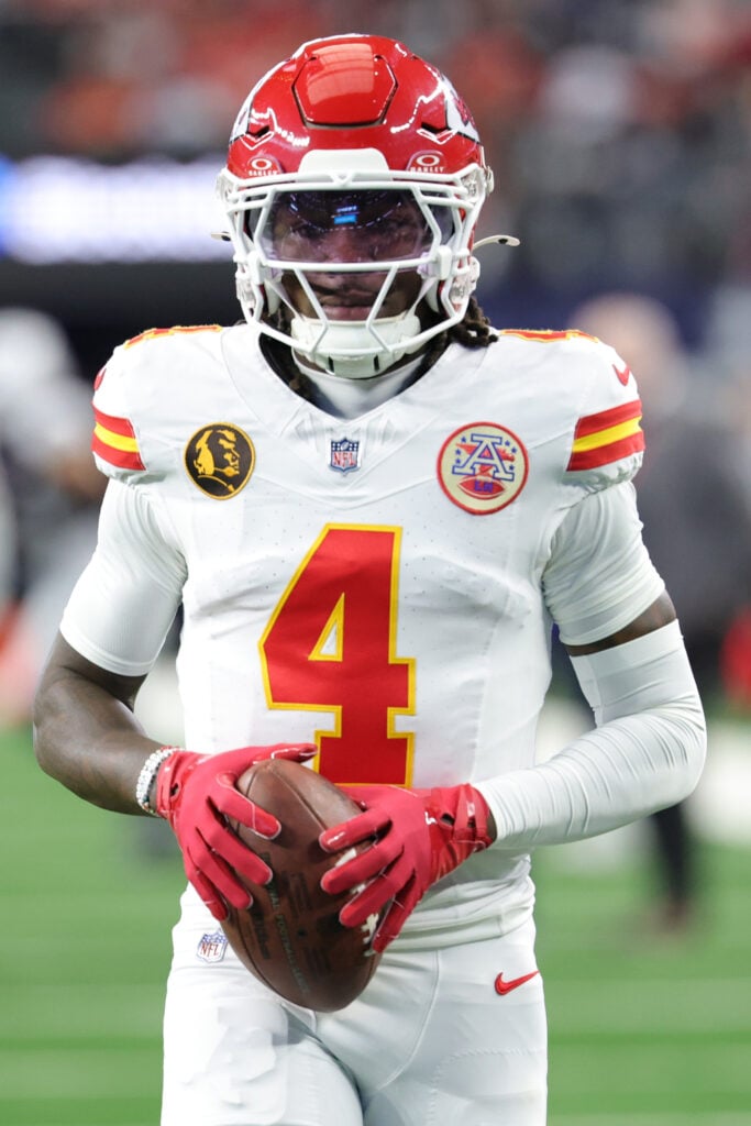 Rashee Rijst n. Vier van de Kansas City Chiefs warmen zich op voor de wedstrijd tegen de Dallas Cowboys in het AT&T Stadium op 27 november 2025 in Arlington, Texas. 