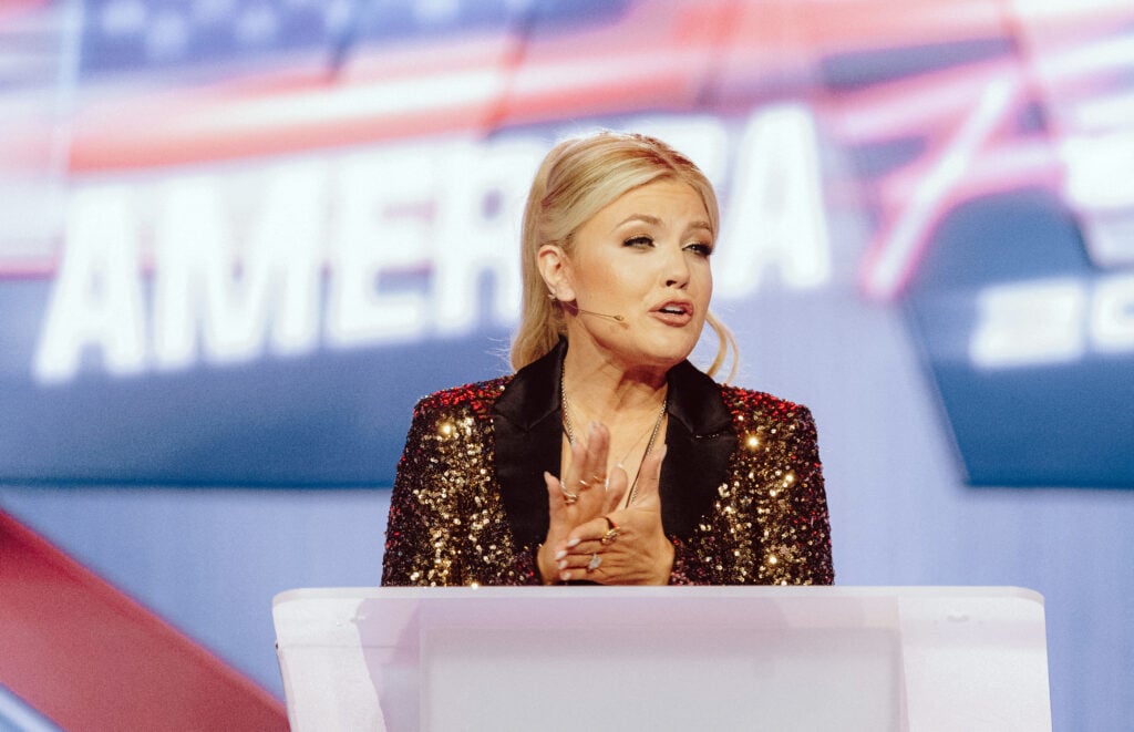 Turning Point USA CEO Erika Kirk, weduwe van de rechtse politieke activist Charlie Kirk, spreekt tijdens de jaarlijkse AmericaFest-conferentie van Turning Point in Phoenix, Arizona op 18 december 2025. 