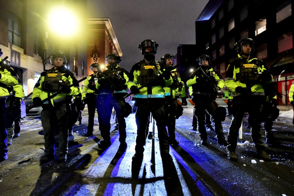 Los oficiales de conservación de Minnesota están instalados mientras se ordena a los manifestantes que se dispersen después de marchar contra ICE por la muerte a tiros de Renee Nicole Good el 9 de enero de 2026 en el centro de Minneapolis, Minnesota. 