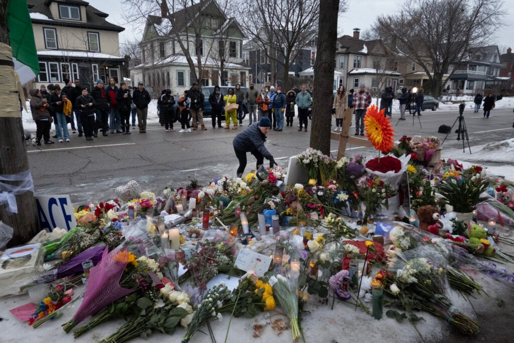 La gente visita el monumento donde Renee Good fue asesinada a tiros por agentes federales el 8 de enero de 2026 en Minneapolis, Minnesota.