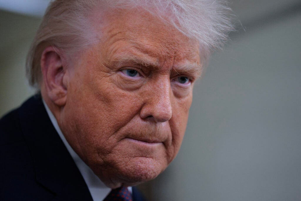 El presidente de Estados Unidos, Donald Trump, habla con los periodistas a bordo del Air Force One en ruta entre Irlanda y Washington el 22 de enero de 2026, a su regreso del Foro Económico Mundial.