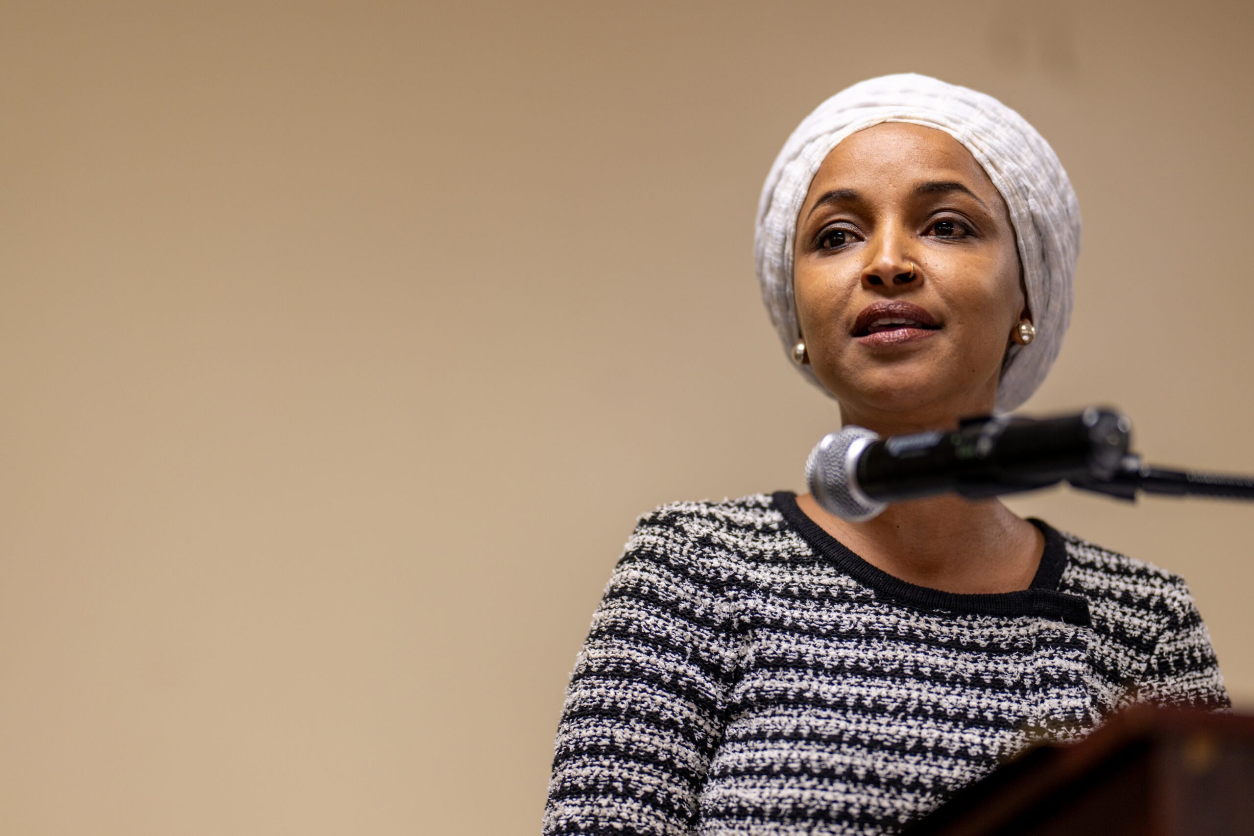 Ilhan Omar bespoten met onbekende stof op het stadhuis; Trump geeft congreslid de schuld van aanval