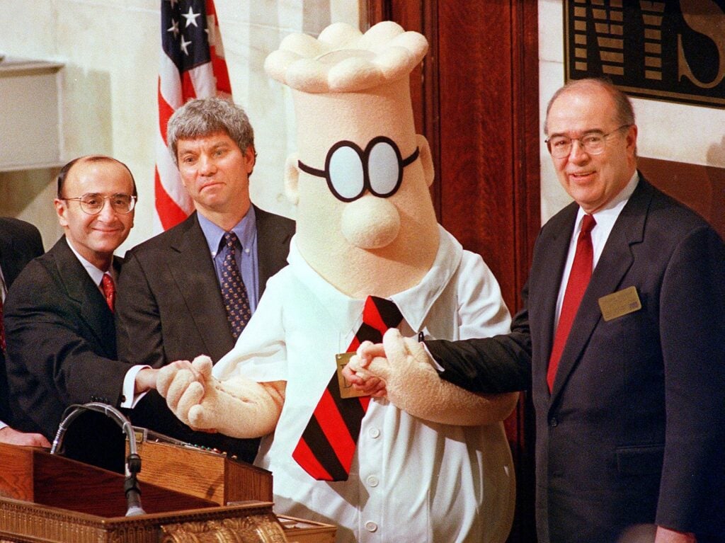 A Dilbert, el personaje de dibujos animados que lucha por ascender en la escala corporativa, se le unen William Burleigh (derecha), presidente y director ejecutivo de EW Scripps Company, y Douglas Stern (segundo desde la izquierda), presidente. y CEO de United Media, y Richard Grasso (izquierda), presidente de la Bolsa de Valores de Nueva York, para tocar la campana de apertura como parte de las actividades para promover el lanzamiento del nuevo programa de televisión de Dilbert el 25 de enero.