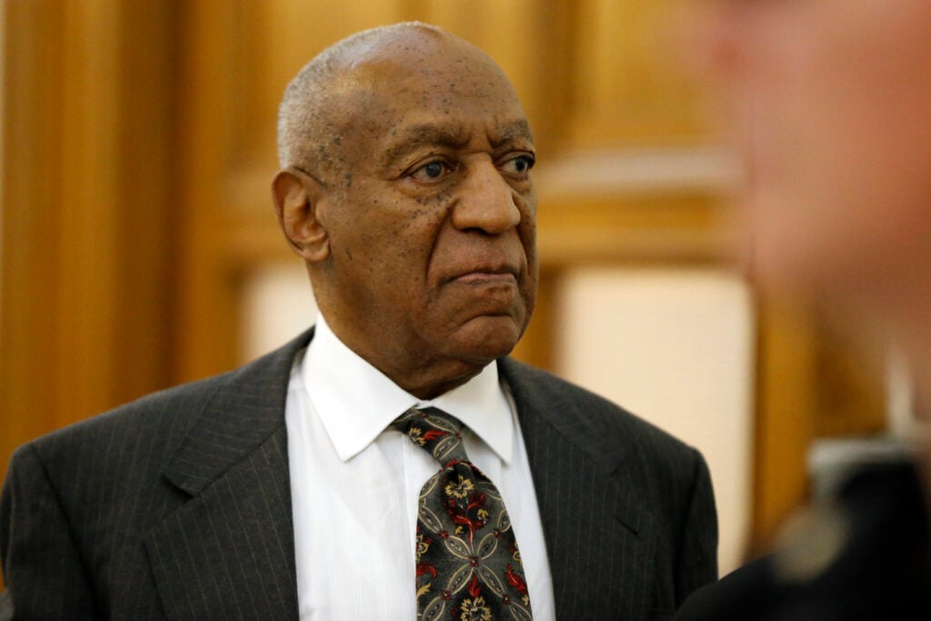 Bill Cosby abandona el tribunal del condado de Montgomery después de una audiencia preliminar el 24 de mayo de 2016 en Norristown, Pensilvania. 
