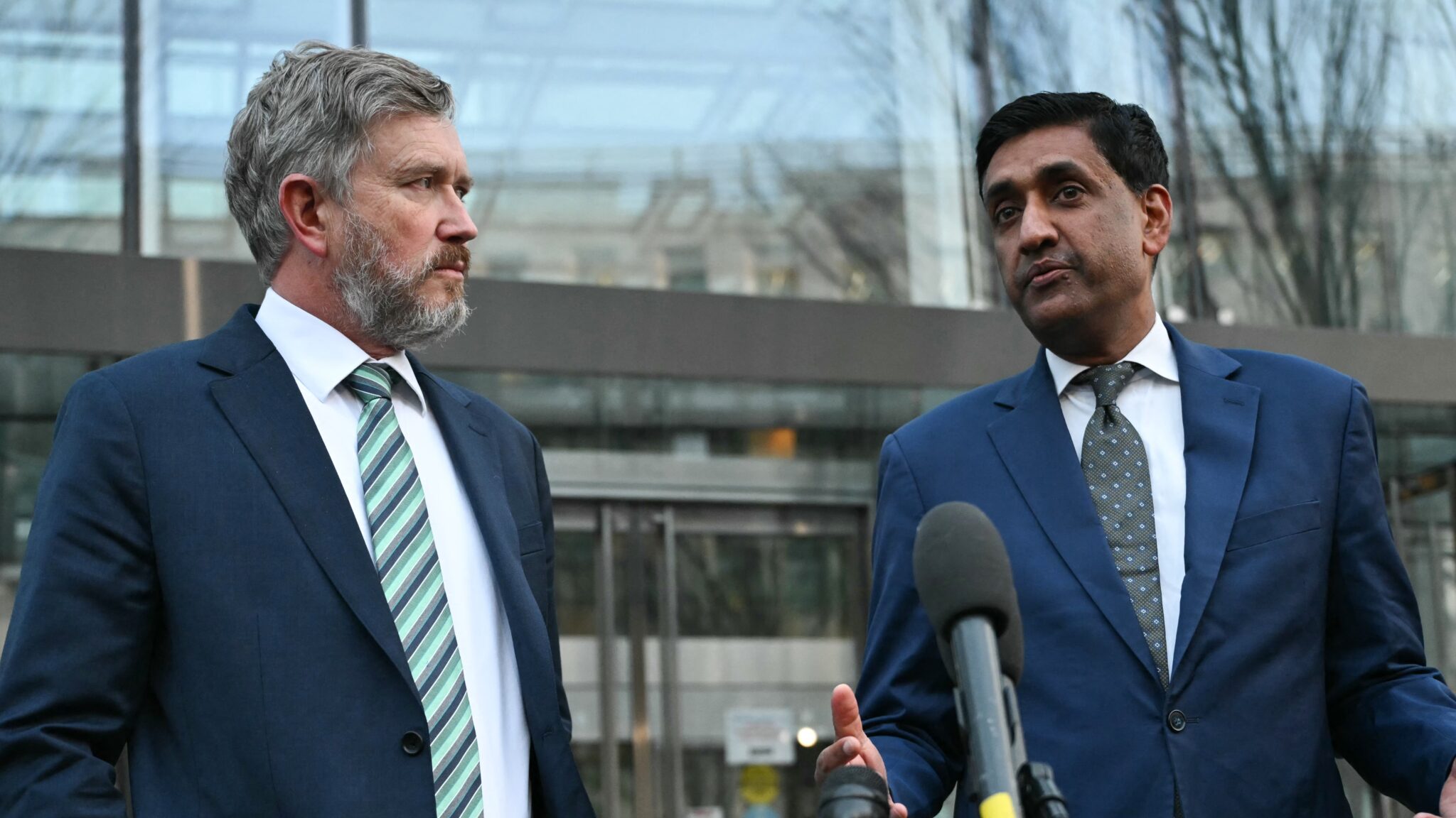 එප්ස්ටයින් ලිපිගොනු රජයේ නිලධාරීන් සහ ළාබාල වින්දිතයන් හෙළි කරයි