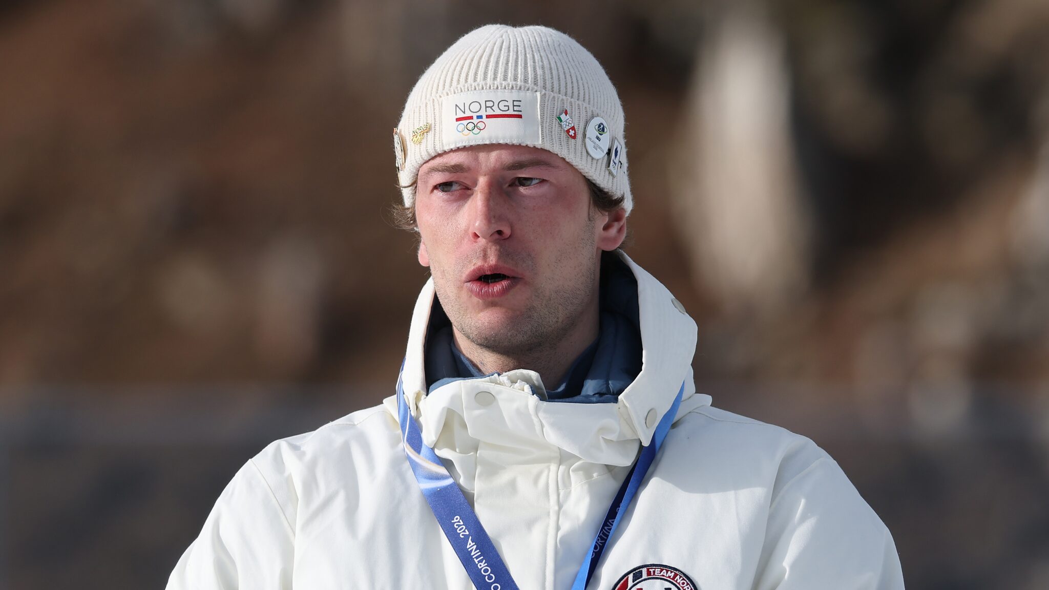 ඔලිම්පික් පදක්කම දිනූ ක්‍රීඩකයා පෙම්වතියගෙන් සමාව ඉල්ලයි