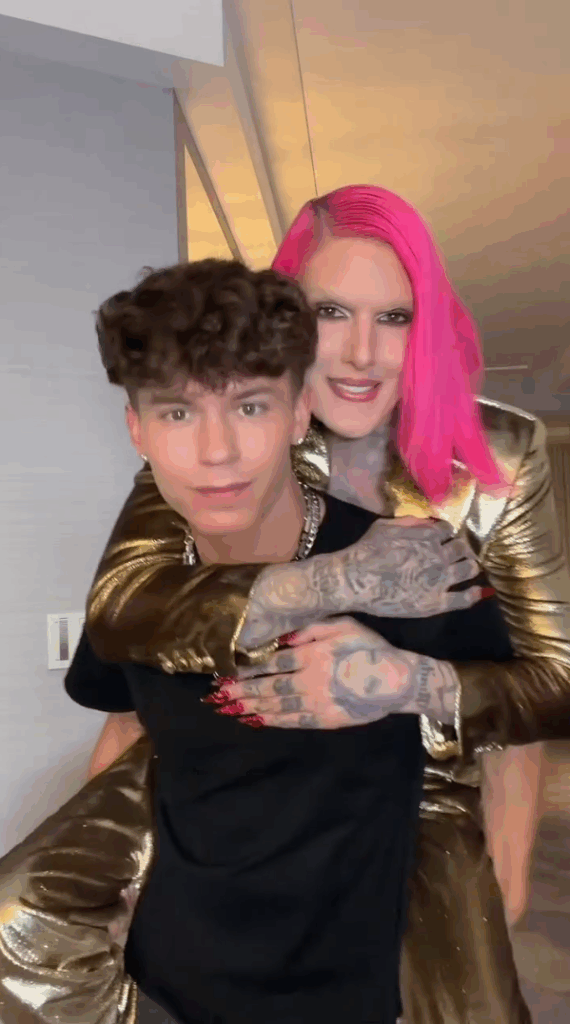 Drake Vaughn con Jeffree Star detrás de él.