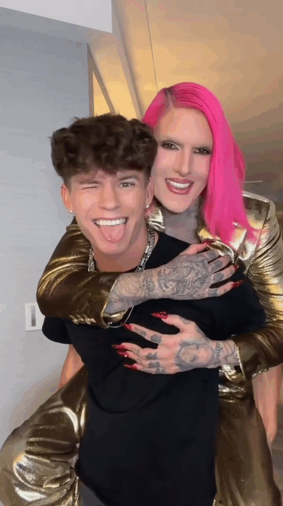 Drake Vaughn saca la lengua mientras Jeffree Starr suelta una risa espeluznante.